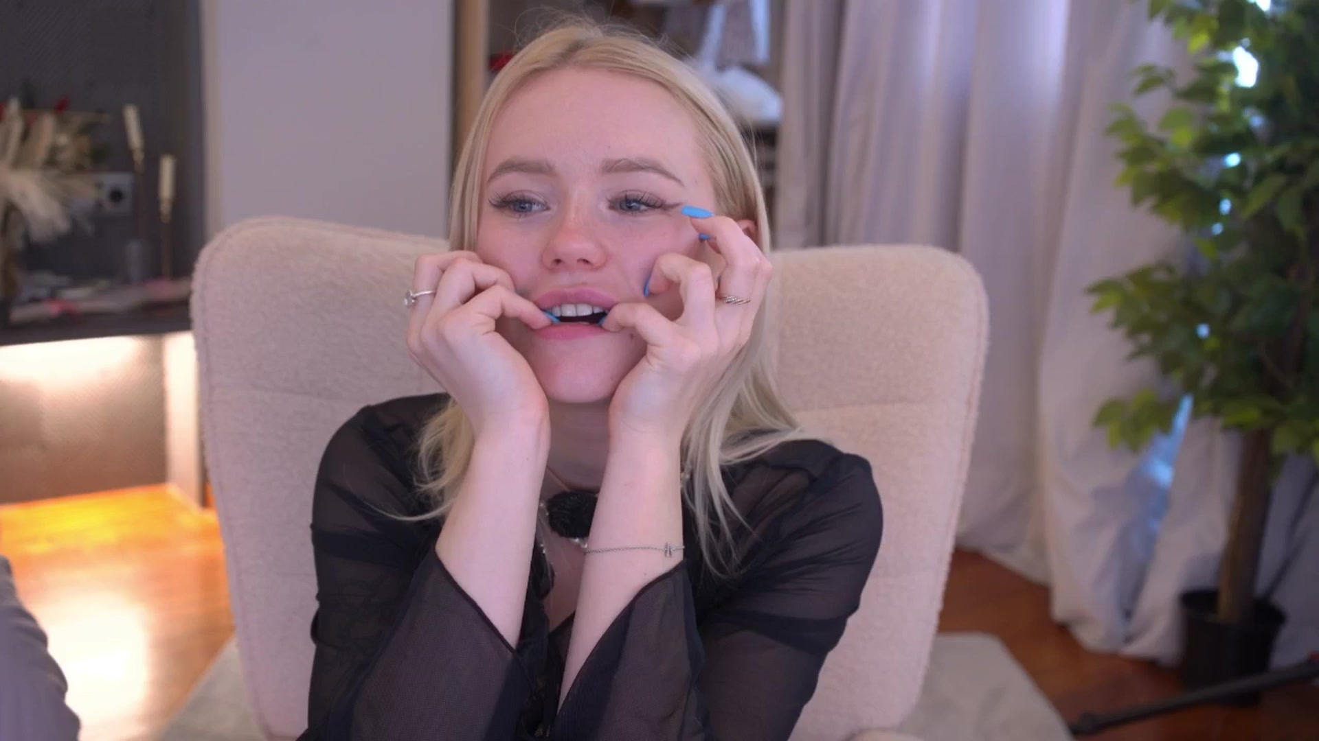 Gallery image thumbnail from AleksaLore's myfreecams stream on, 04/15/2026, 08:33 image 7 of 20