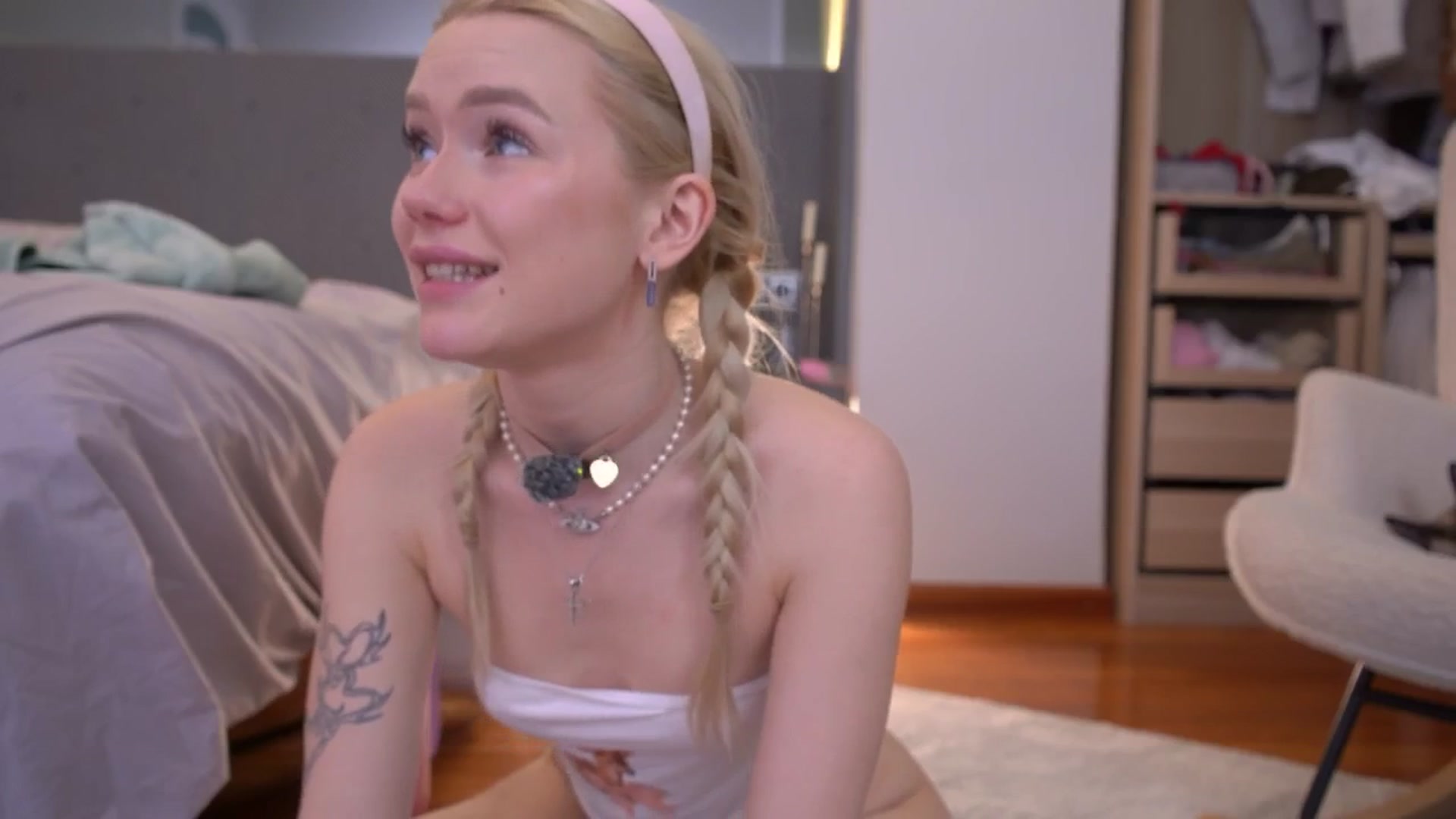 Gallery image thumbnail from AleksaLore's myfreecams stream on, 04/20/2026, 06:17 image 6 of 20