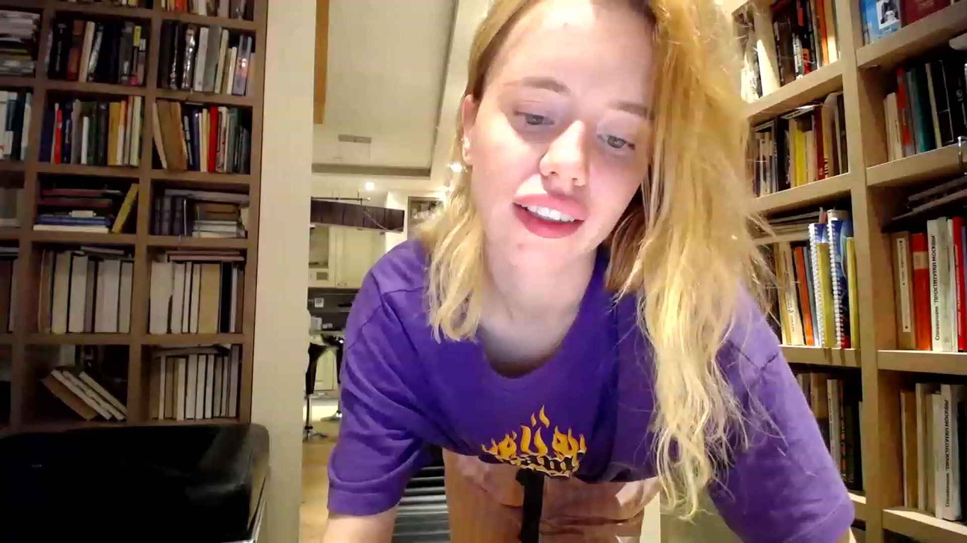 Gallery image thumbnail from Alena29's myfreecams stream on, 12/06/2022, 24:53 image 5 of 20