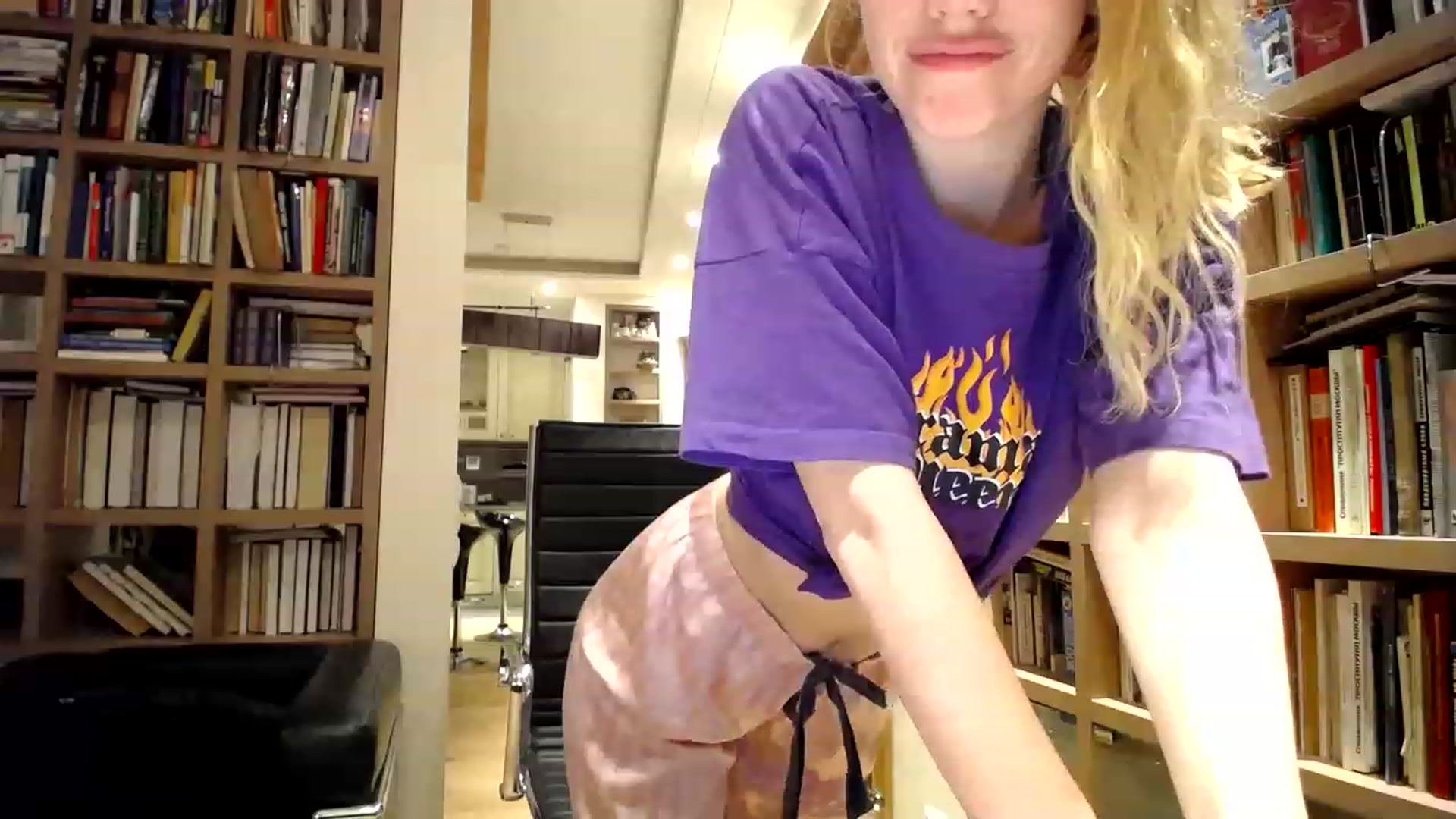 Gallery image thumbnail from Alena29's myfreecams stream on, 12/06/2022, 24:53 image 11 of 20