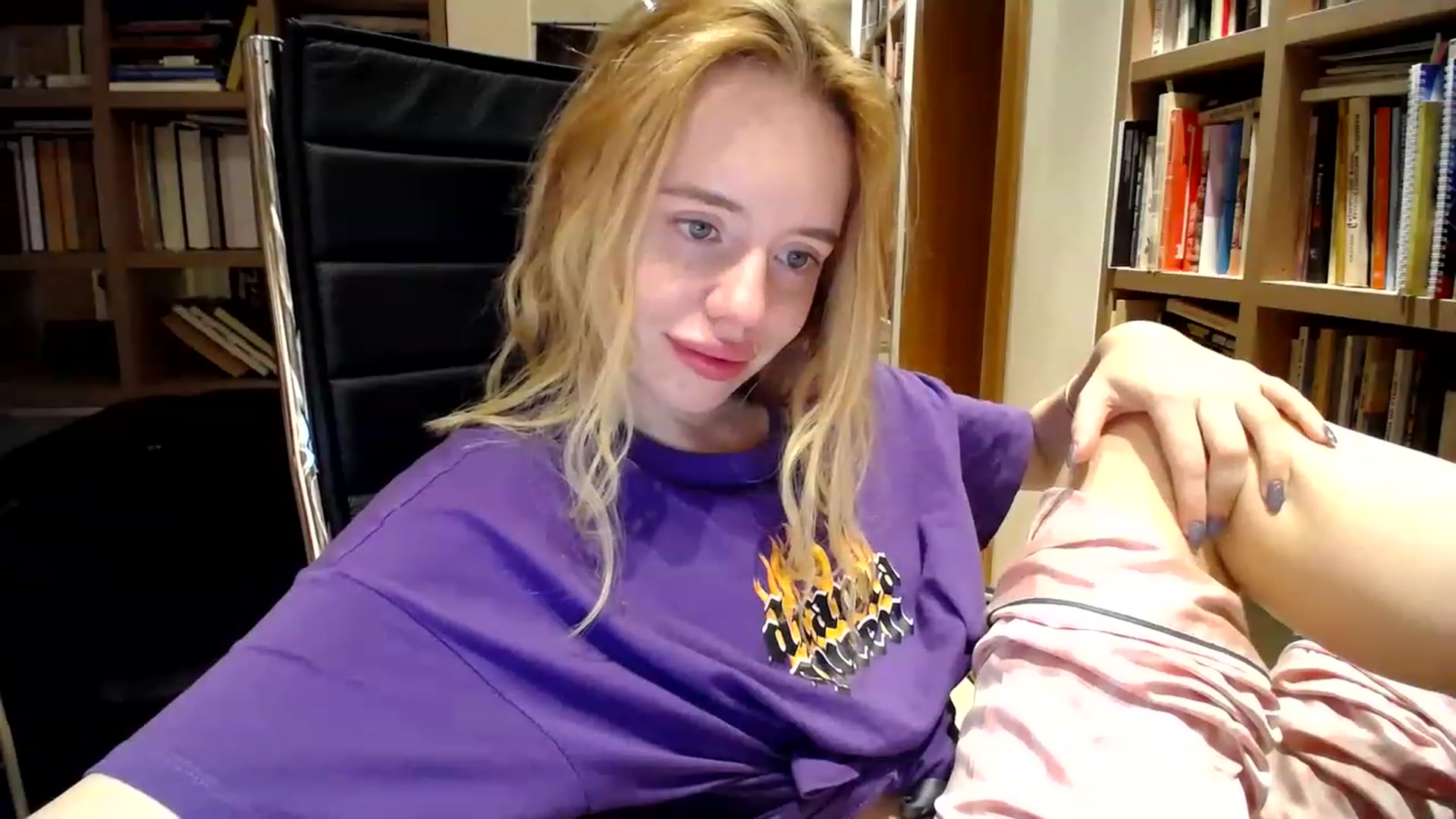 Gallery image thumbnail from Alena29's myfreecams stream on, 12/06/2022, 02:32 image 11 of 20