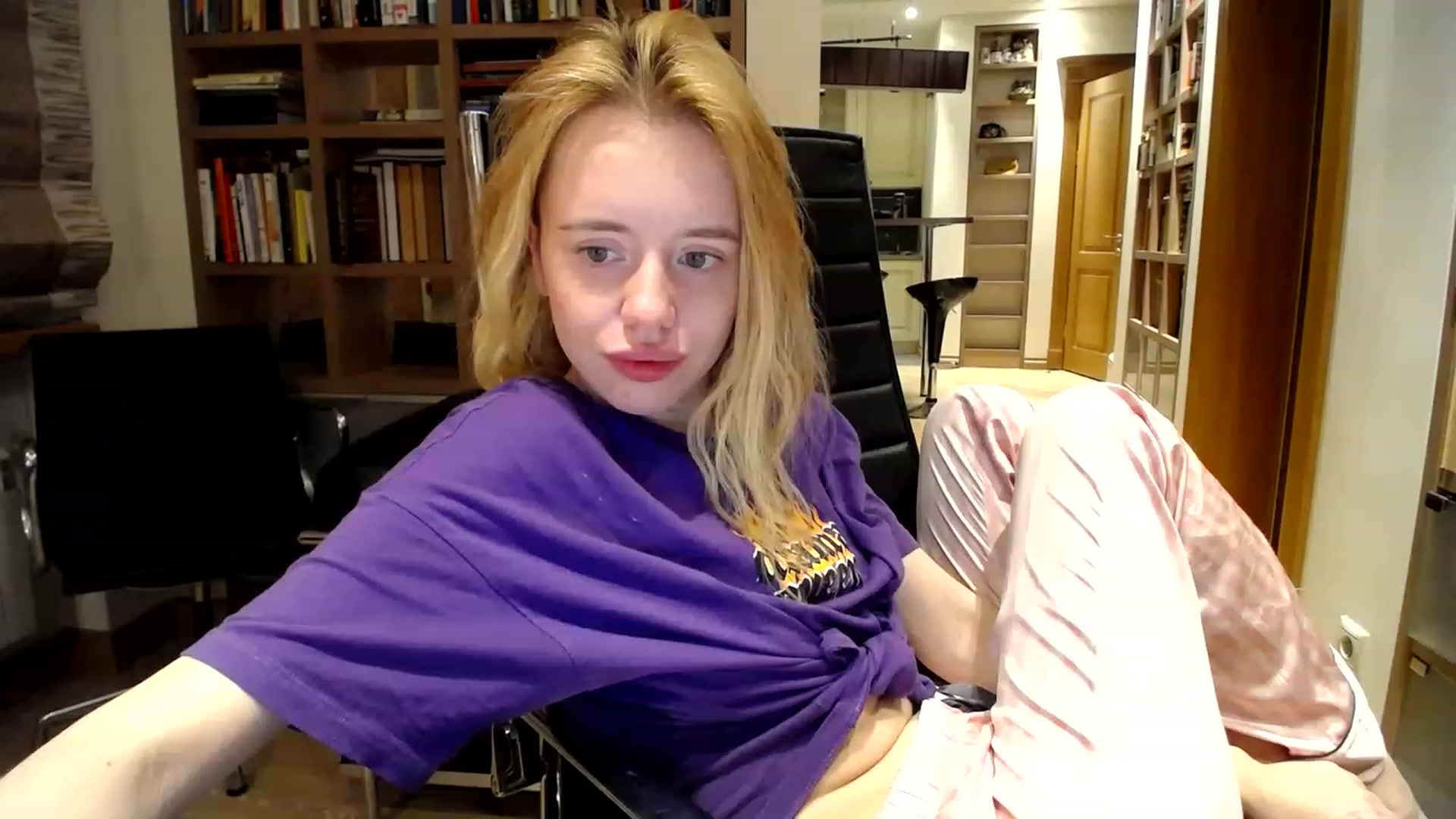 Gallery image thumbnail from Alena29's myfreecams stream on, 12/06/2022, 02:32 image 1 of 20