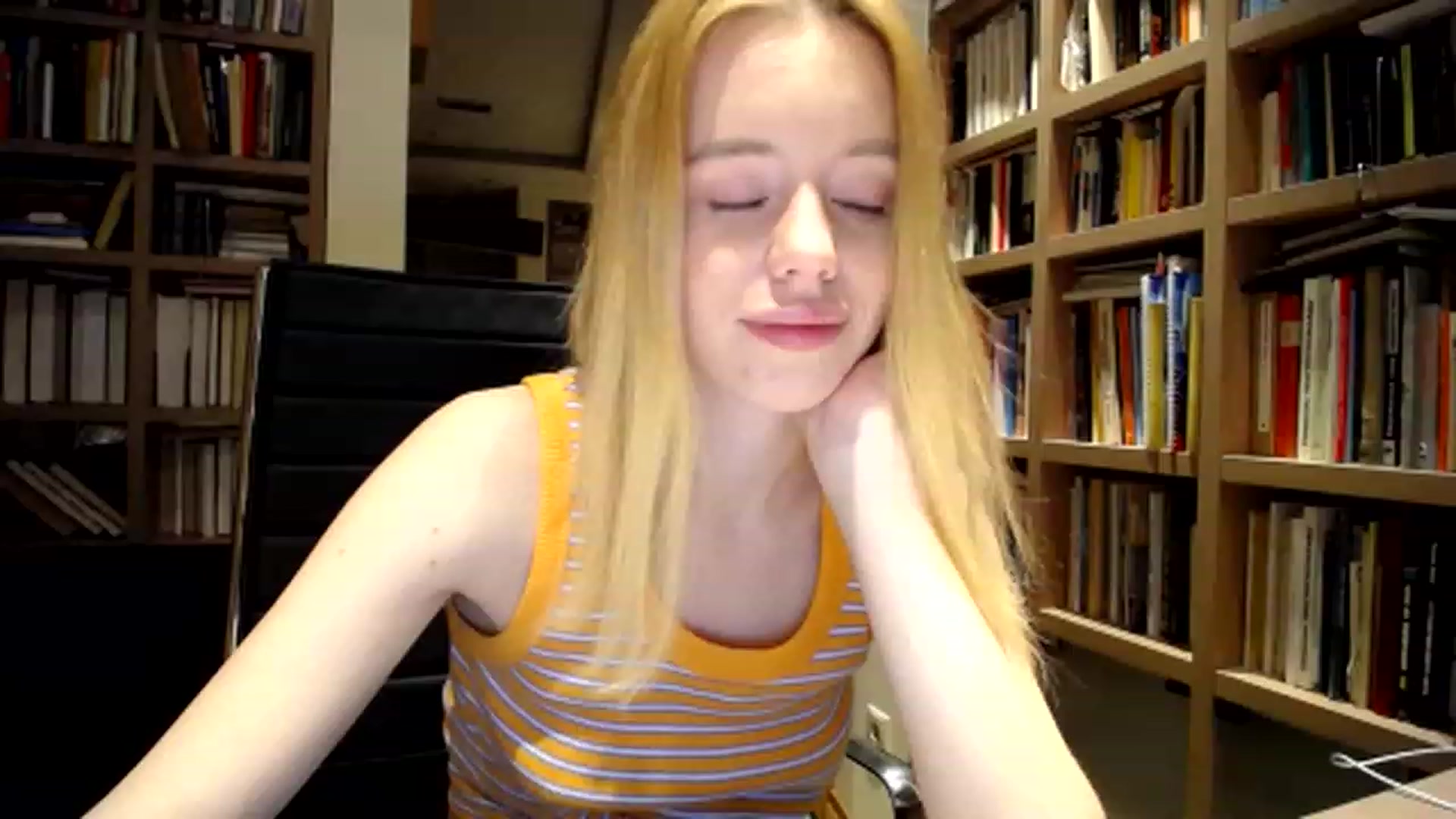 Gallery image thumbnail from Alena29's myfreecams stream on, 12/09/2022, 01:26 image 15 of 20