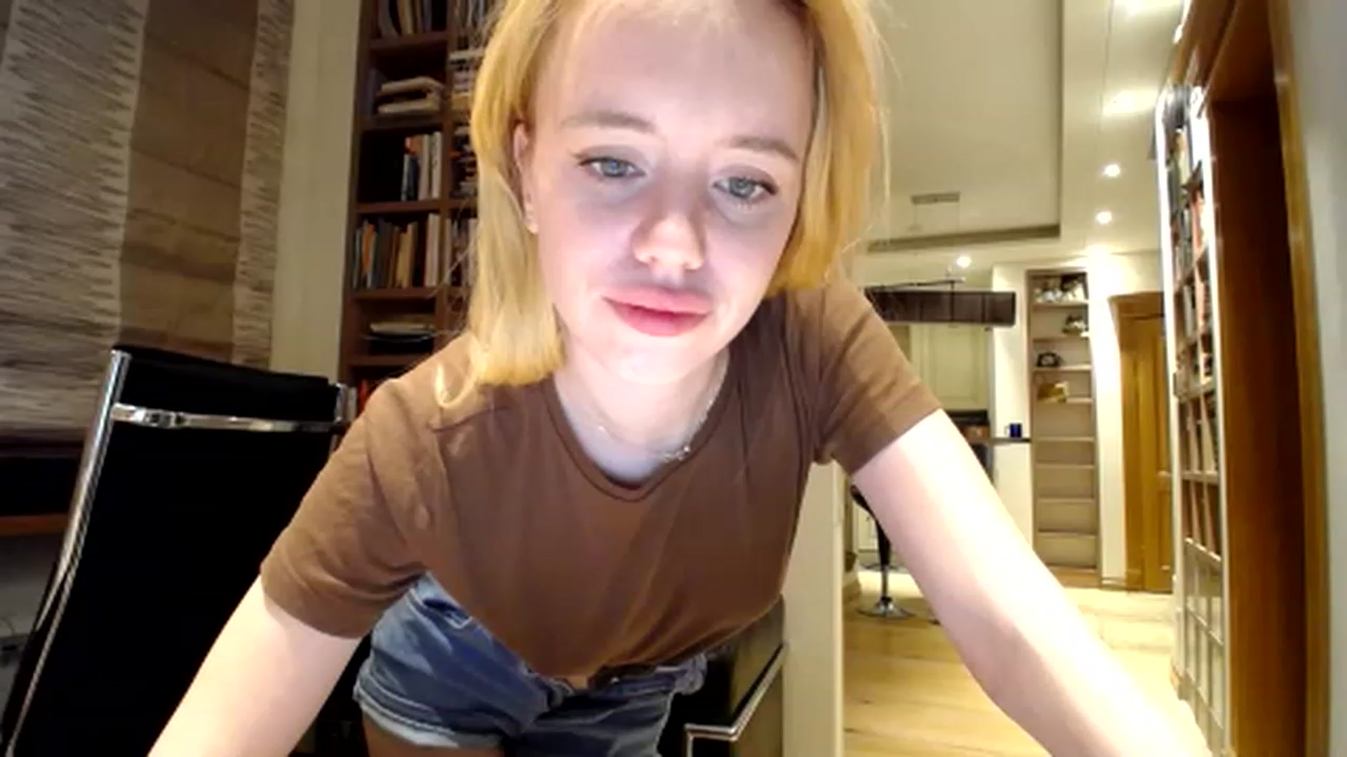 Gallery image thumbnail from Alena29's myfreecams stream on, 02/24/2023, 24:24 image 15 of 20