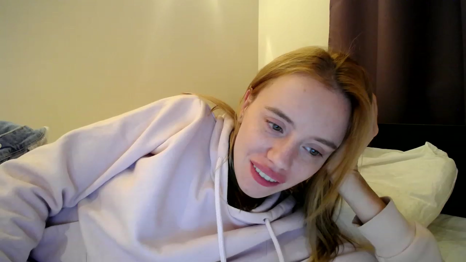 Gallery image thumbnail from Alena29's myfreecams stream on, 03/12/2023, 22:42 image 17 of 20