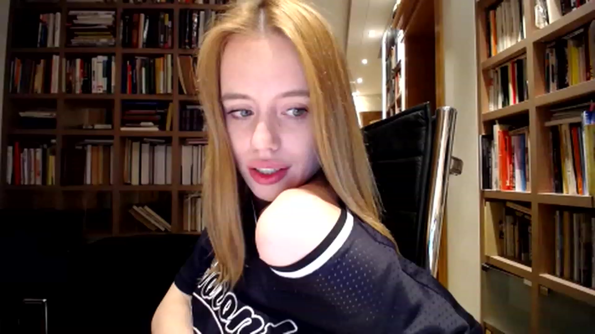 Gallery image thumbnail from Alena29's myfreecams stream on, 03/16/2023, 20:40 image 18 of 20