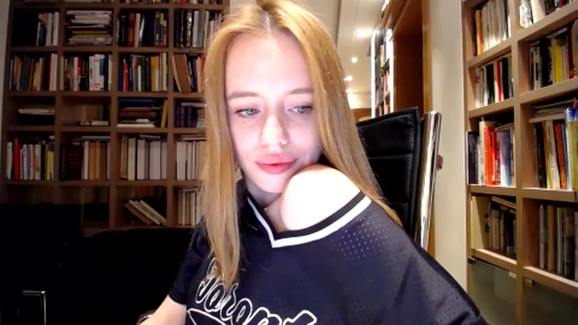 Gallery image thumbnail from Alena29's myfreecams stream on, 03/16/2023, 20:40 image 19 of 20