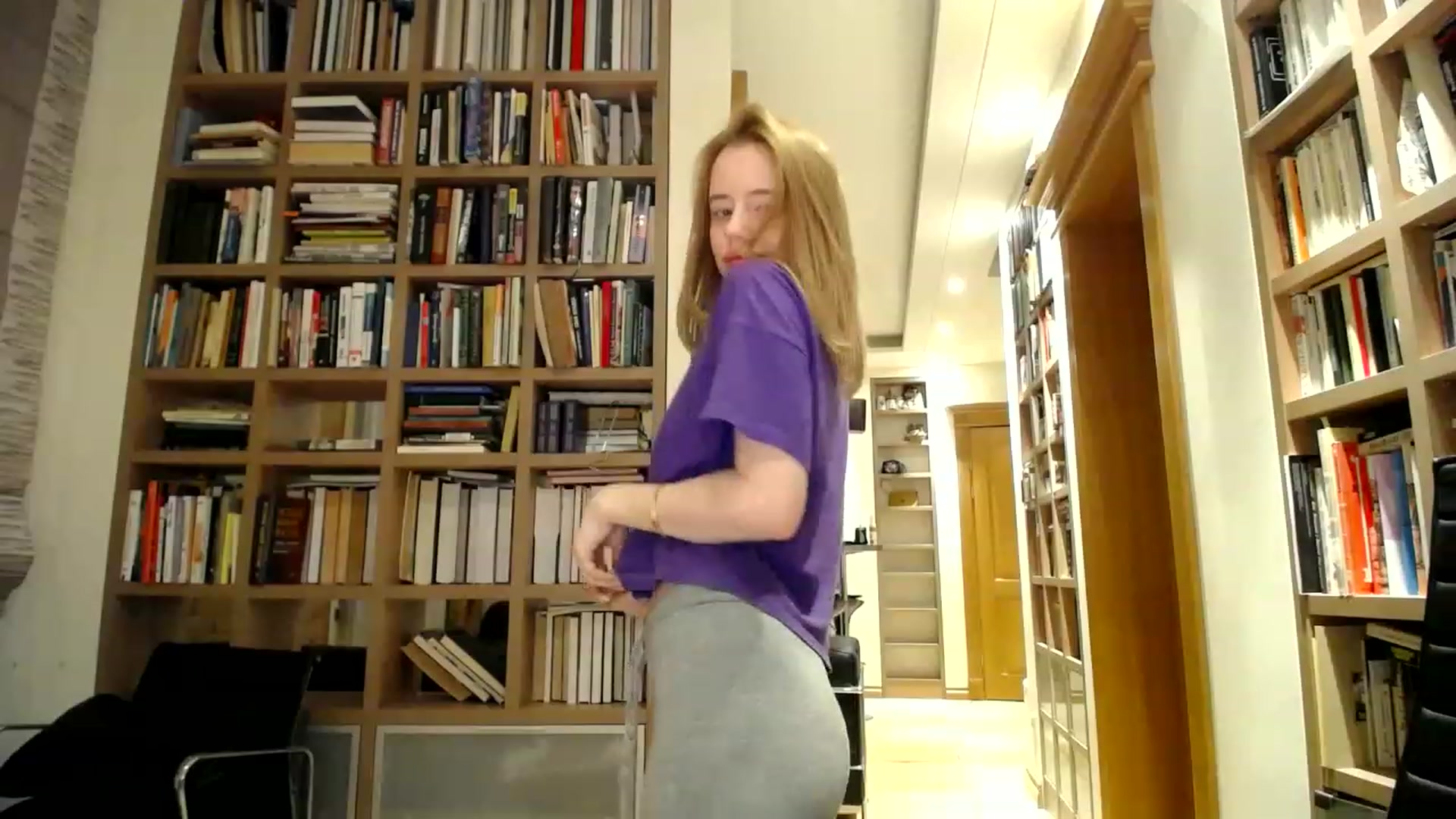 Gallery image thumbnail from Alena29's myfreecams stream on, 03/20/2023, 16:37 image 7 of 20