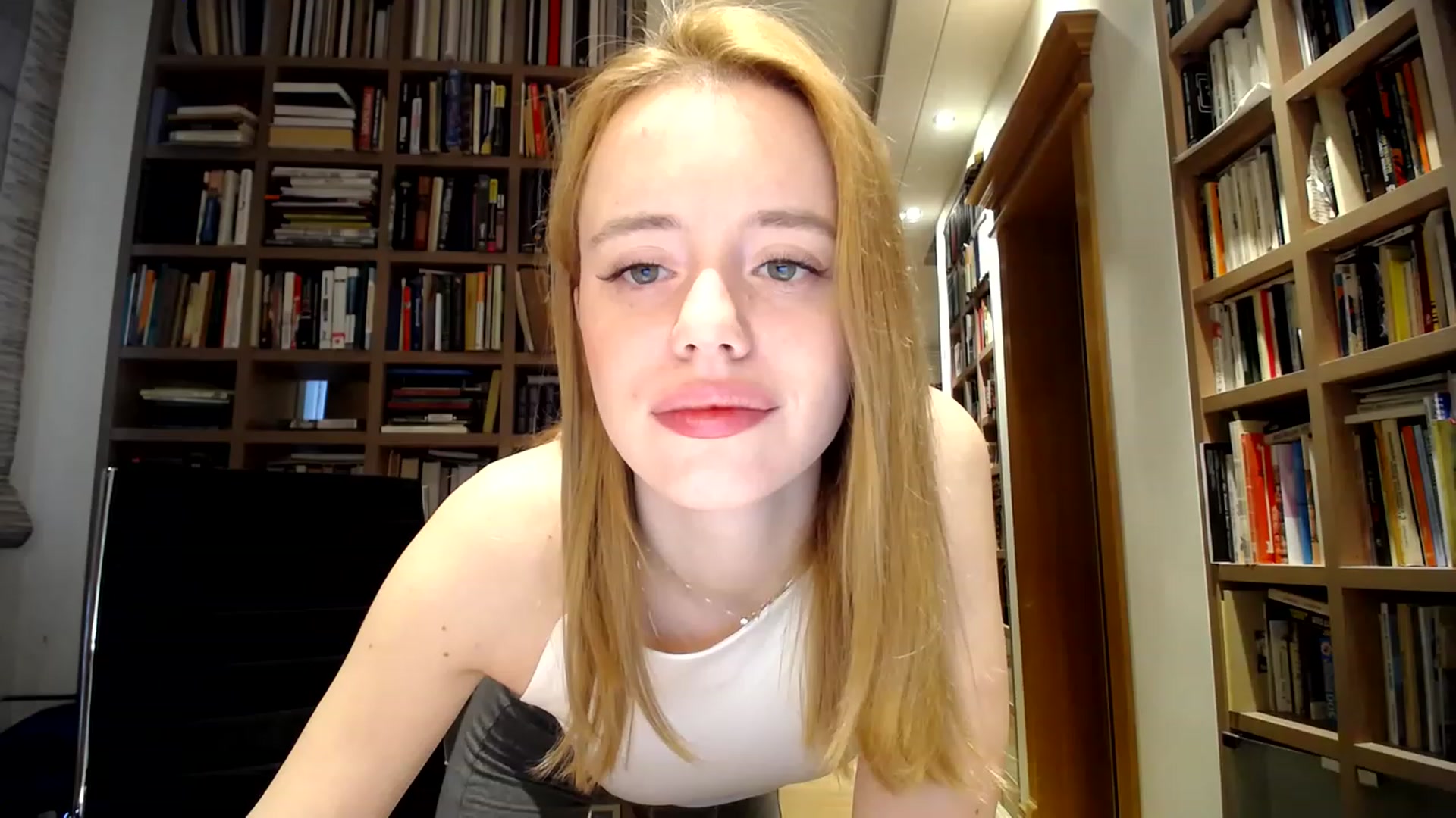 Gallery image thumbnail from Alena29's myfreecams stream on, 04/01/2023, 15:02 image 11 of 20