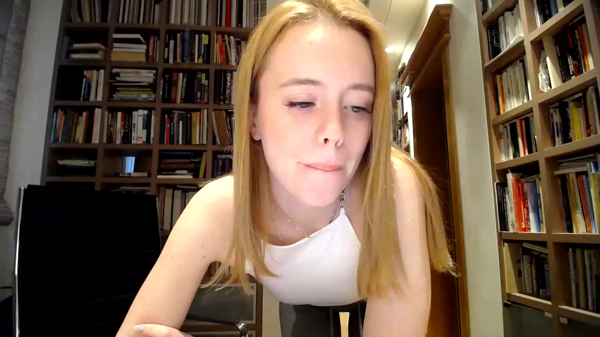 Gallery image thumbnail from Alena29's myfreecams stream on, 04/01/2023, 15:02 image 6 of 20