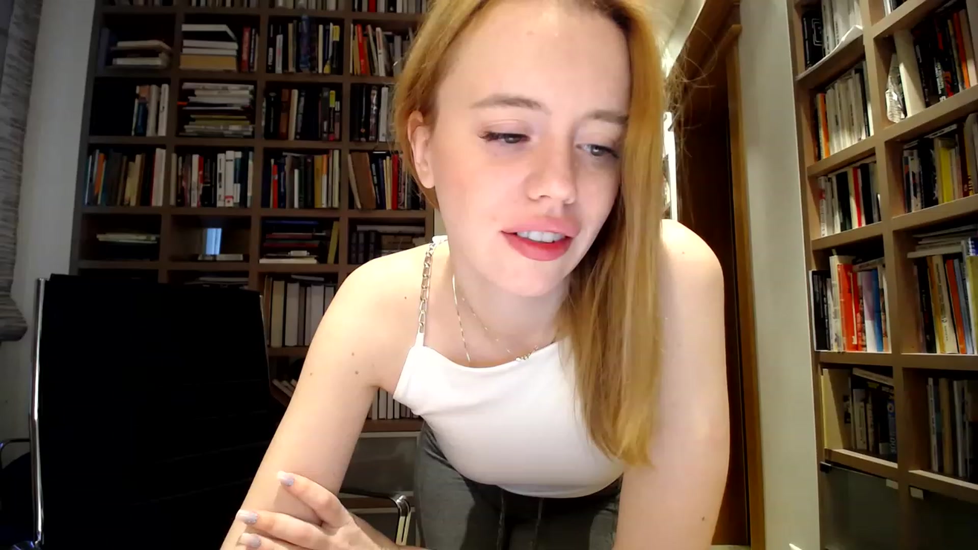 Gallery image thumbnail from Alena29's myfreecams stream on, 04/01/2023, 15:02 image 3 of 20