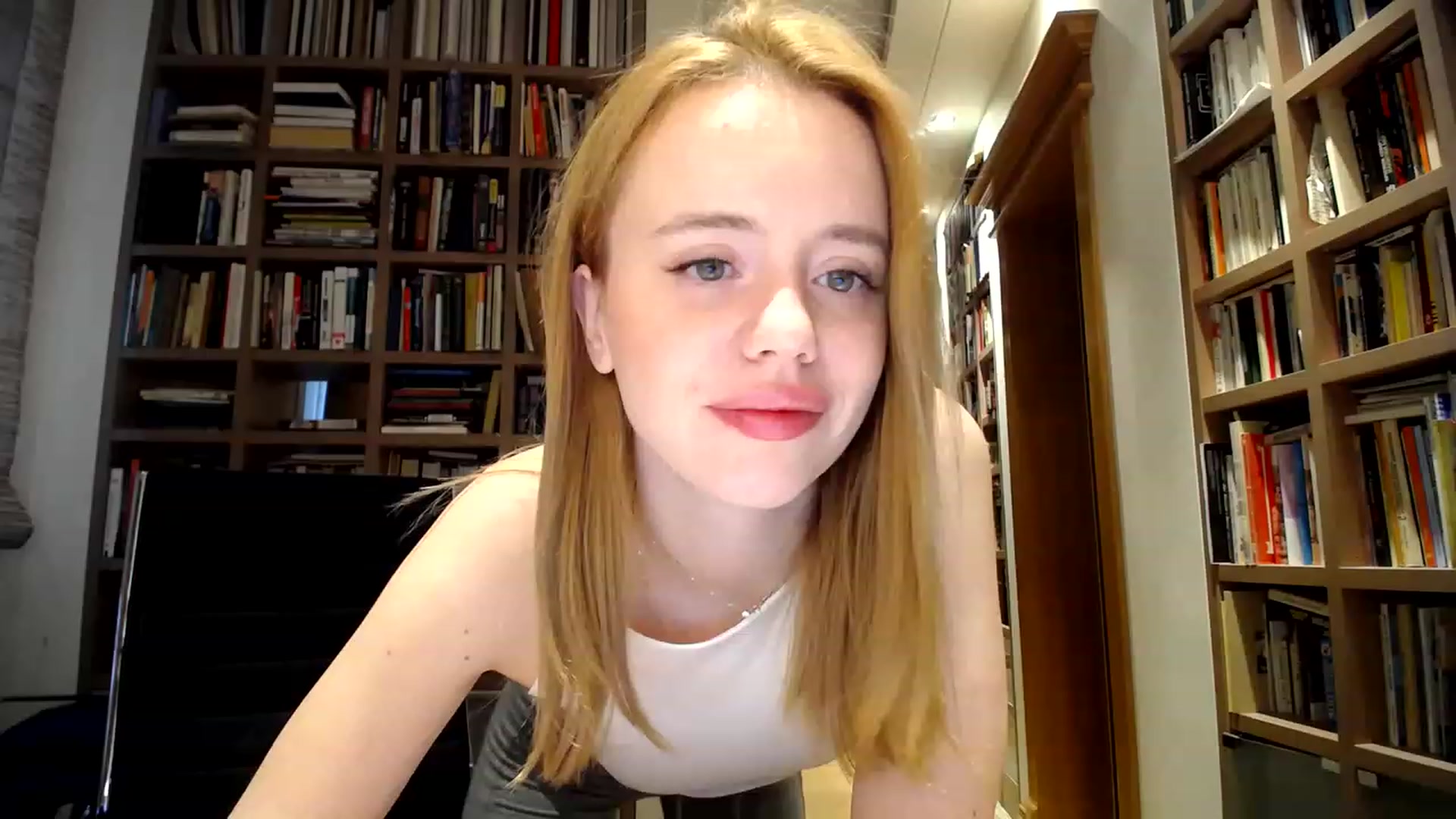 Gallery image thumbnail from Alena29's myfreecams stream on, 04/01/2023, 15:02 image 10 of 20