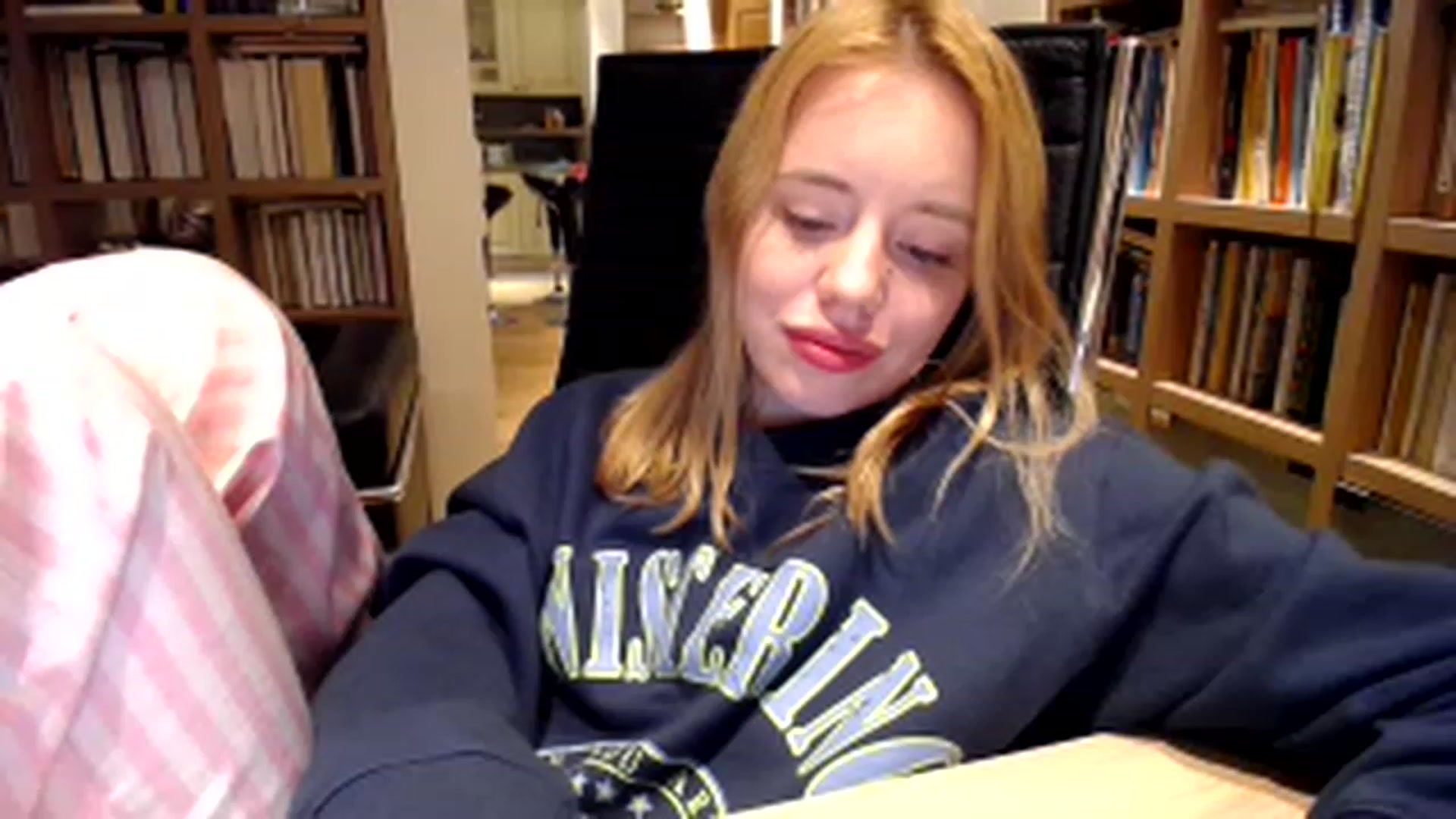Gallery image thumbnail from Alena29's myfreecams stream on, 04/30/2023, 23:33 image 18 of 20