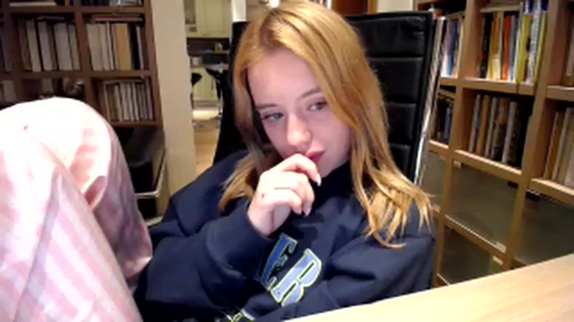 Gallery image thumbnail from Alena29's myfreecams stream on, 04/30/2023, 23:33 image 17 of 20