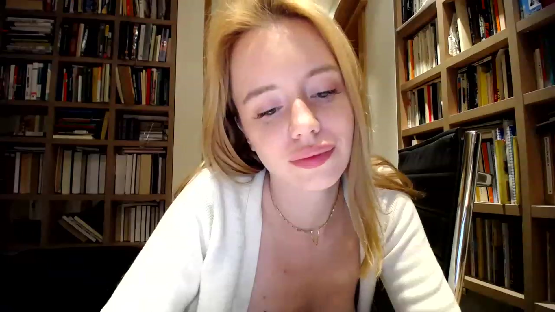 Gallery image thumbnail from Alena29's myfreecams stream on, 05/01/2023, 19:44 image 18 of 20