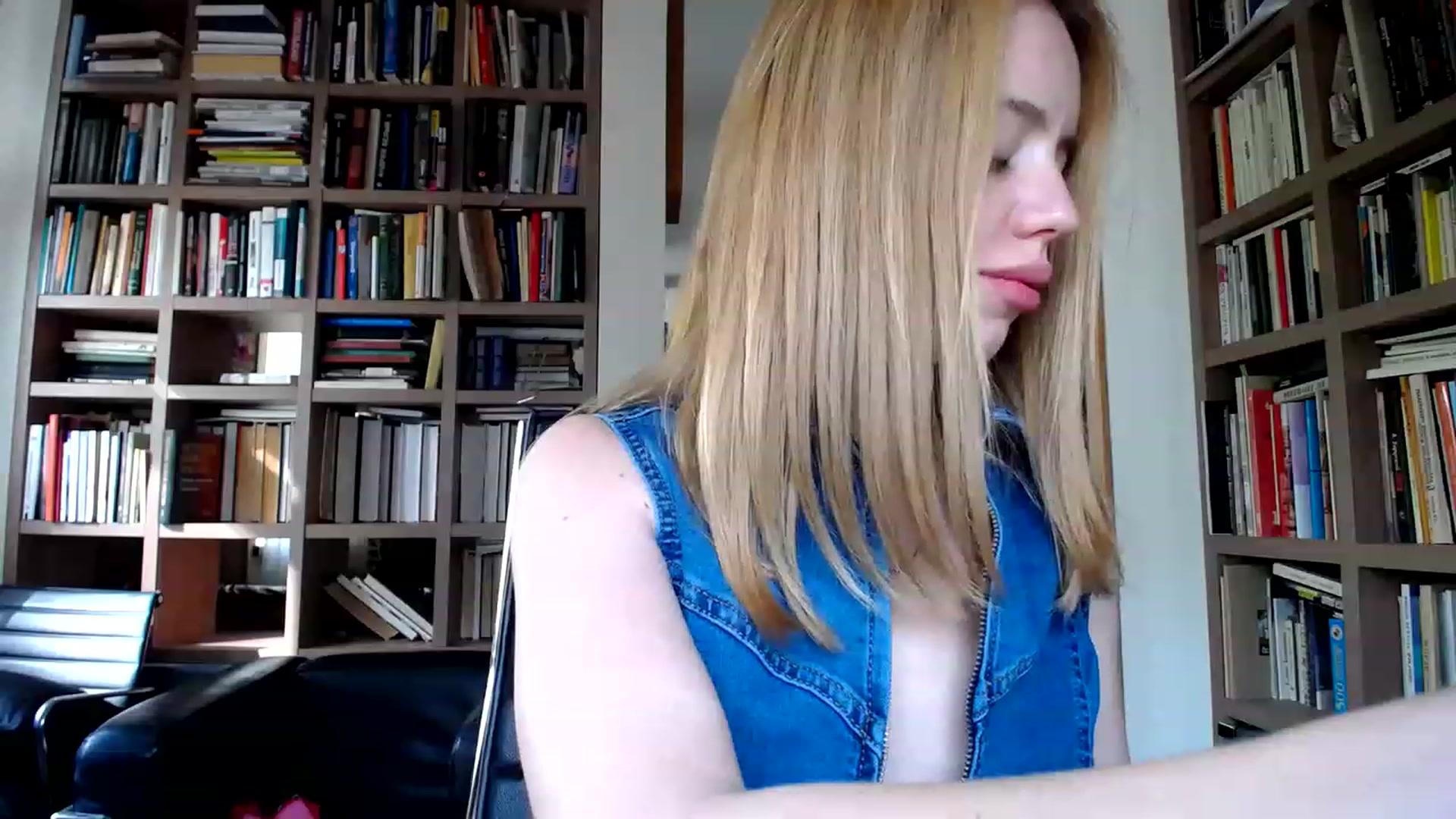 Gallery image thumbnail from Alena29's myfreecams stream on, 05/12/2023, 13:50 image 14 of 20