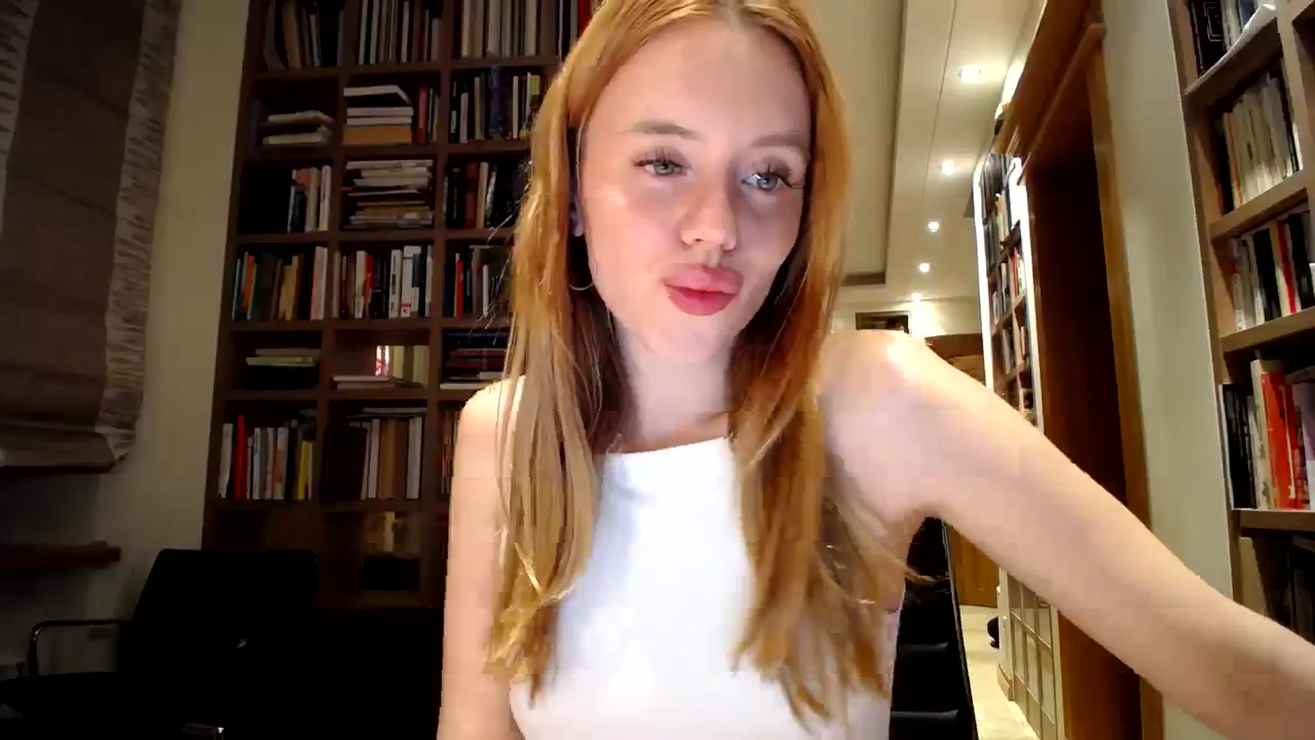 Gallery image thumbnail from Alena29's myfreecams stream on, 09/04/2023, 20:32 image 3 of 20