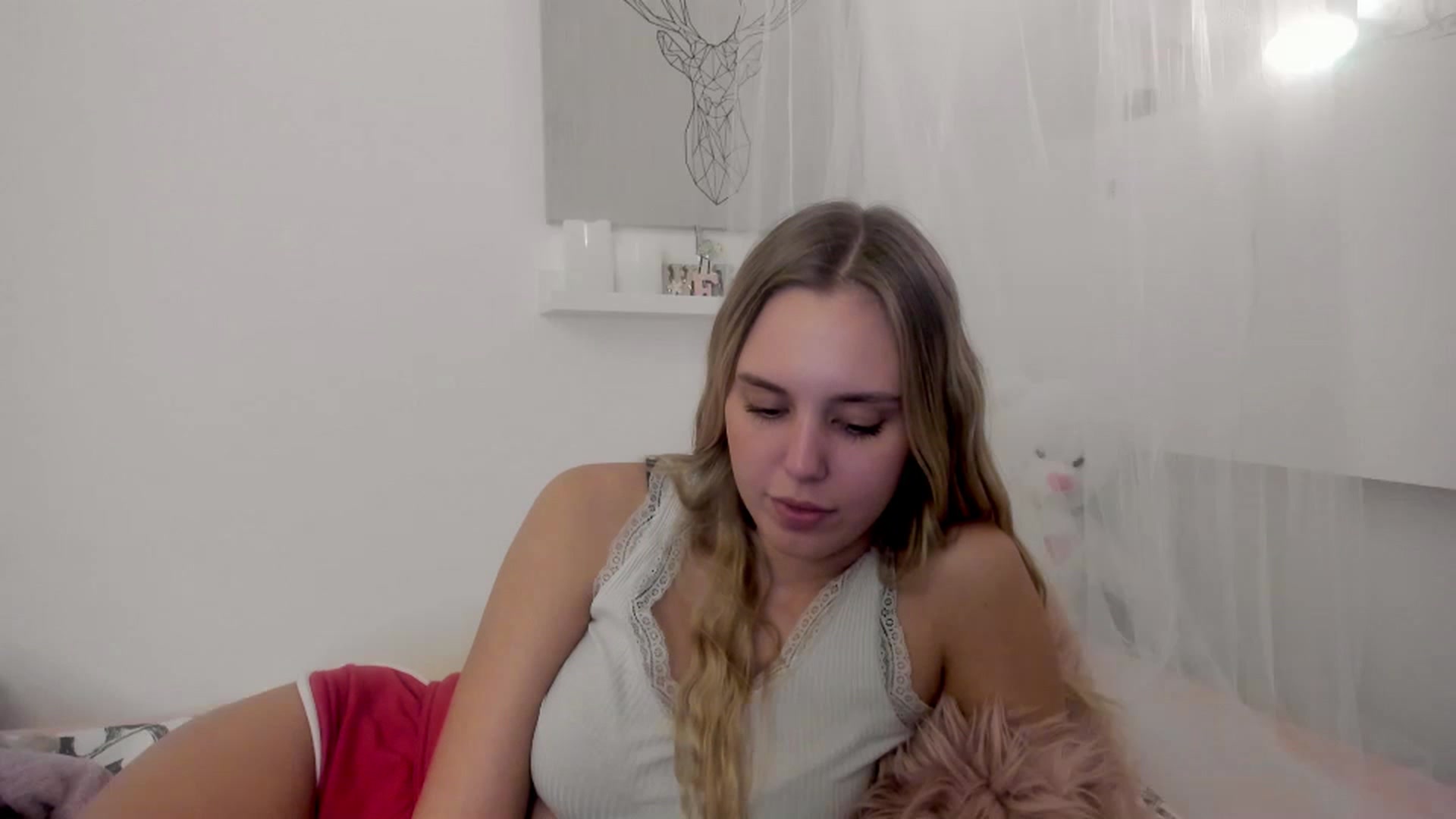 Gallery image thumbnail from Alena_Croft18's myfreecams stream on, 11/17/2022, 17:49 image 3 of 20