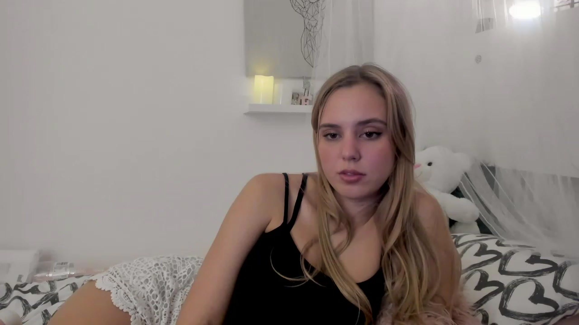 Gallery image thumbnail from Alena_Croft18's myfreecams stream on, 12/06/2022, 11:34 image 3 of 20