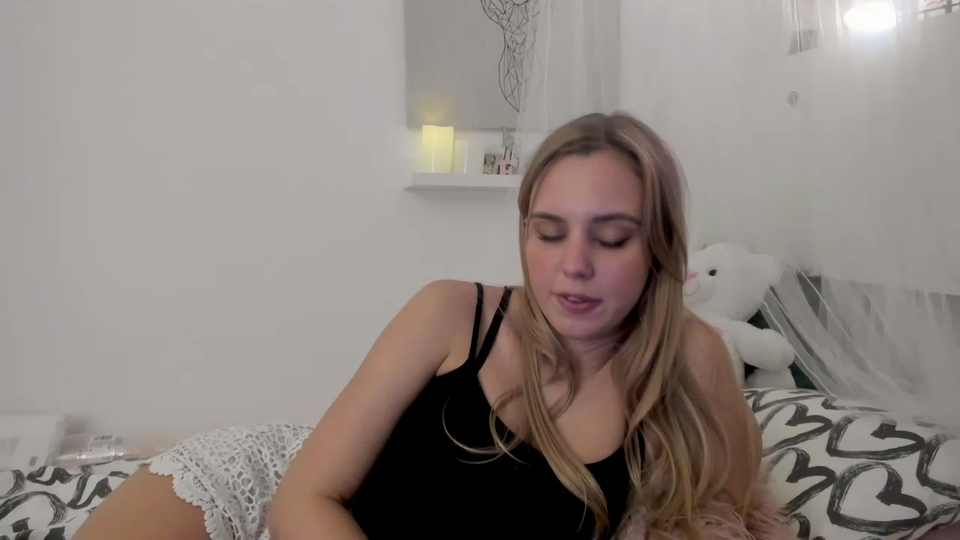 Gallery image thumbnail from Alena_Croft18's myfreecams stream on, 12/06/2022, 11:34 image 2 of 20