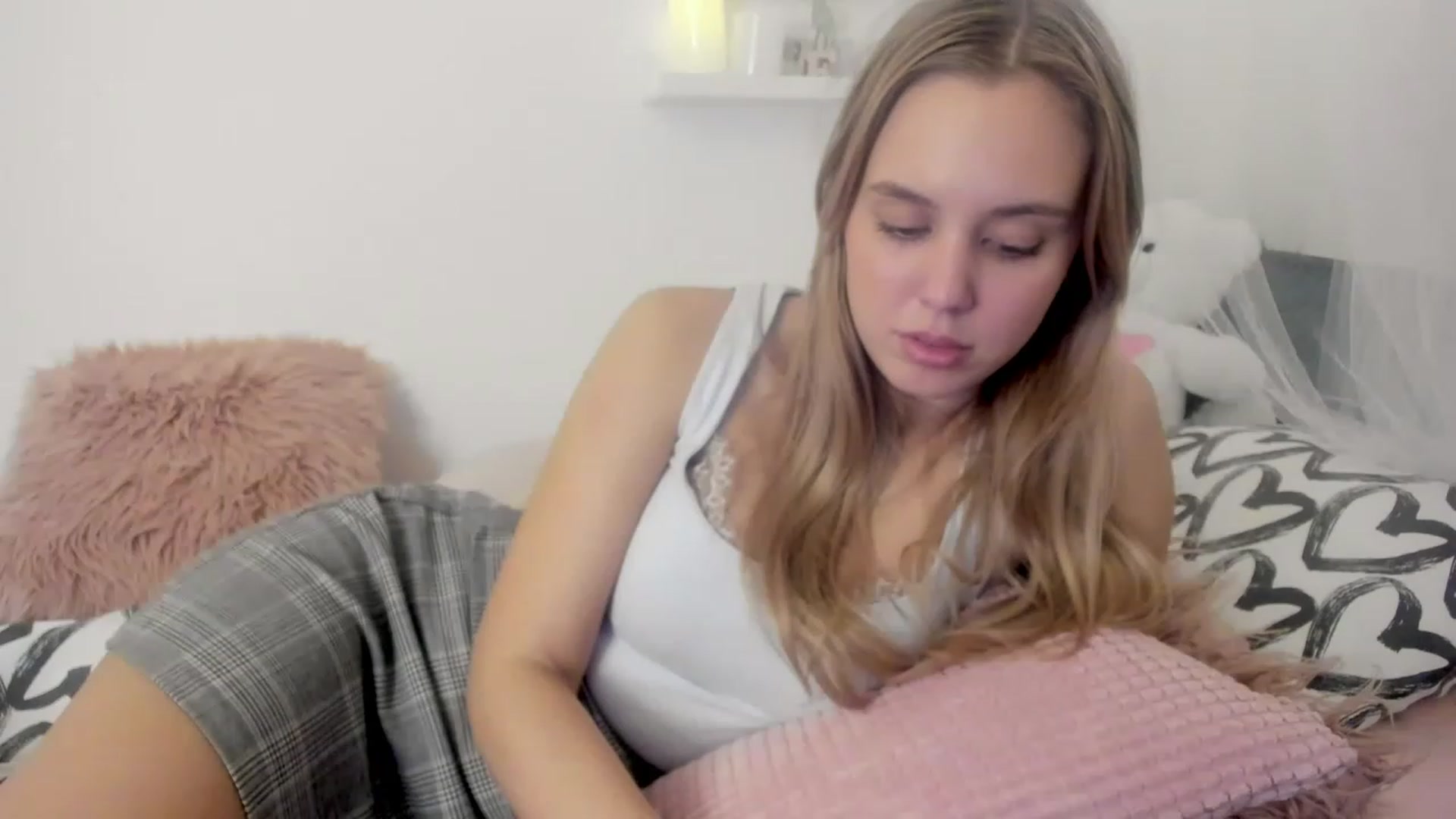 Gallery image thumbnail from Alena_Croft18's myfreecams stream on, 12/08/2022, 10:25 image 4 of 20
