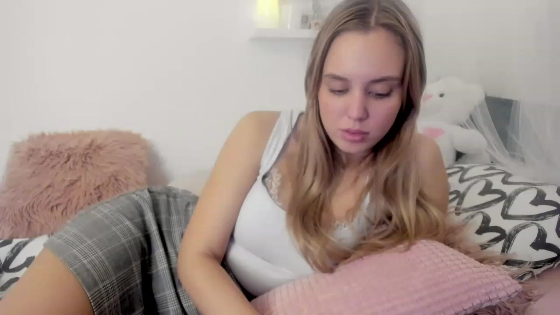 Gallery image thumbnail from Alena_Croft18's myfreecams stream on, 12/08/2022, 10:25 image 7 of 20