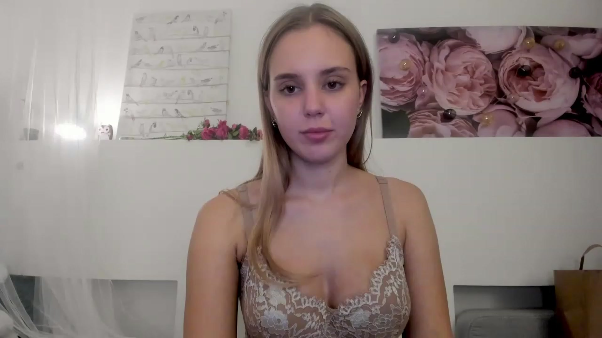 Gallery image thumbnail from Alena_Croft18's myfreecams stream on, 12/08/2022, 18:27 image 14 of 20