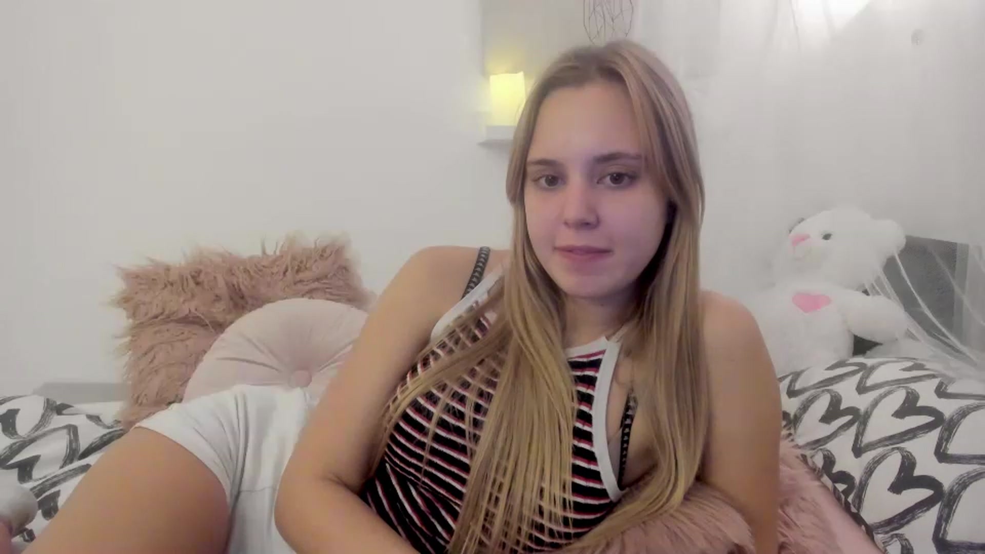 Gallery image thumbnail from Alena_Croft18's myfreecams stream on, 12/09/2022, 10:17 image 19 of 20