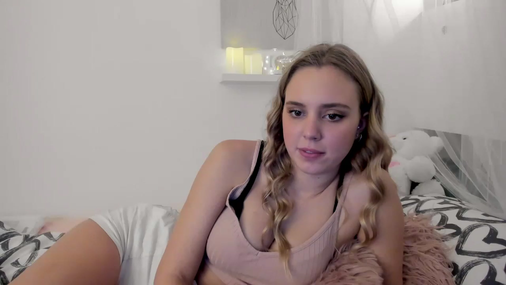 Gallery image thumbnail from Alena_Croft18's myfreecams stream on, 12/19/2022, 10:06 image 17 of 20