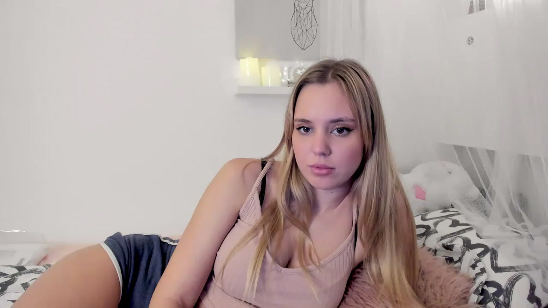Gallery image thumbnail from Alena_Croft18's myfreecams stream on, 01/05/2023, 10:58 image 2 of 20