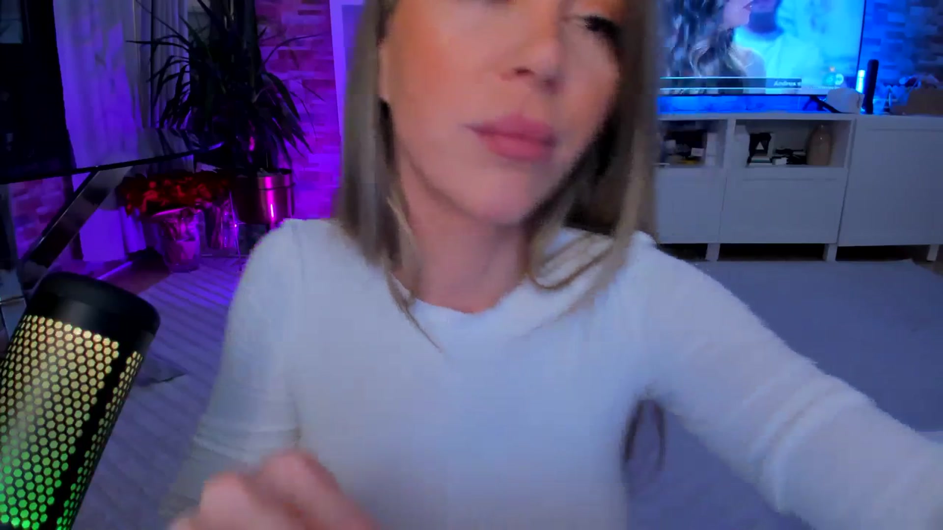 Gallery image thumbnail from Alesia_'s myfreecams stream on, 01/30/2024, 24:23 image 15 of 20