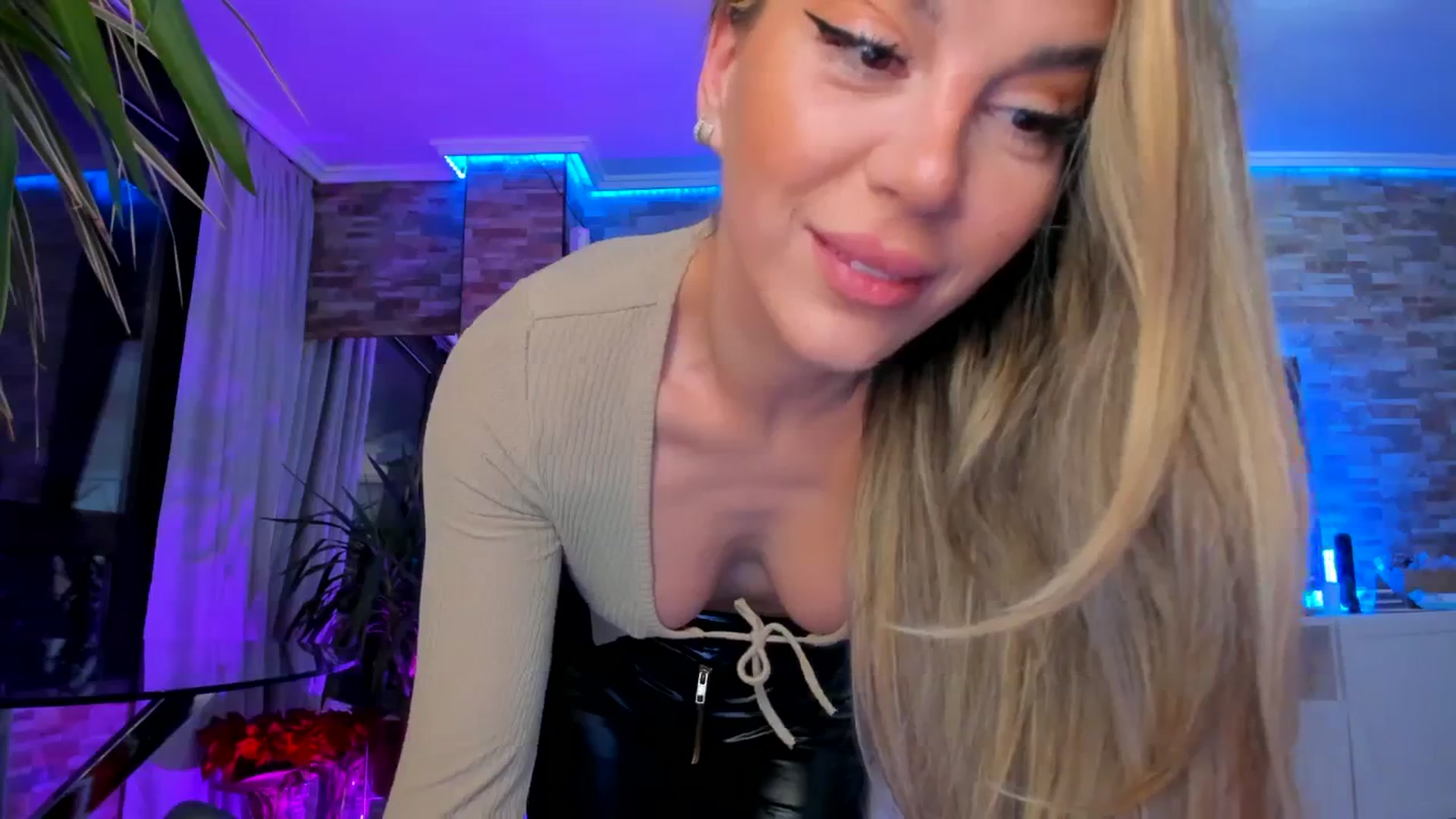 Gallery image thumbnail from Alesia_'s myfreecams stream on, 01/31/2024, 24:02 image 9 of 20