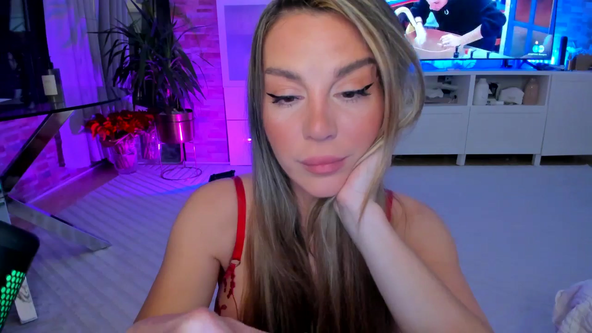 Gallery image thumbnail from Alesia_'s myfreecams stream on, 02/08/2024, 01:05 image 18 of 20