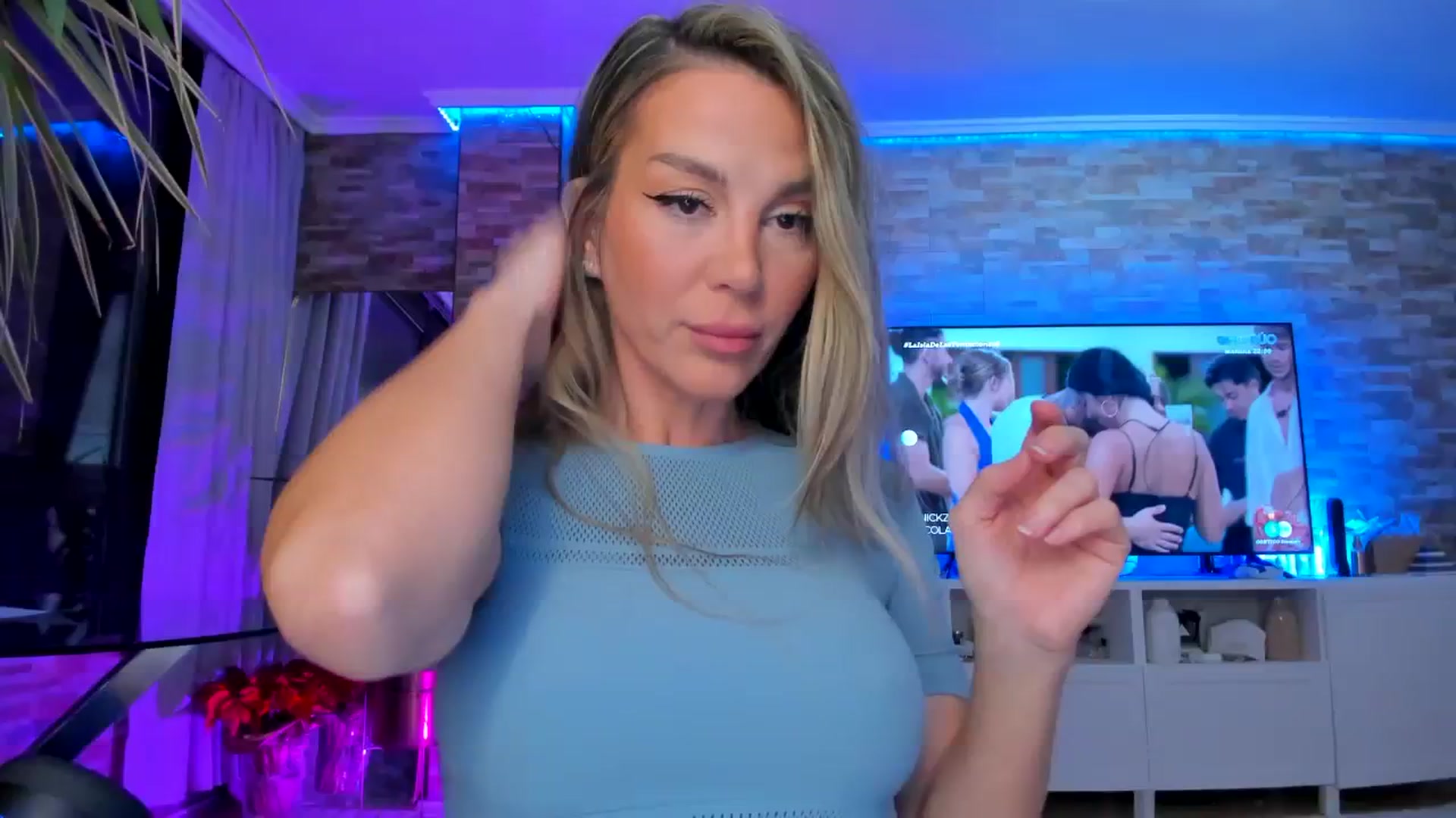 Gallery image thumbnail from Alesia_'s myfreecams stream on, 02/08/2024, 01:05 image 1 of 20