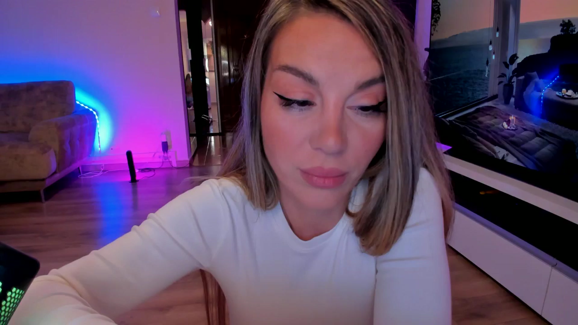 Gallery image thumbnail from Alesia_'s myfreecams stream on, 02/22/2024, 24:44 image 1 of 20