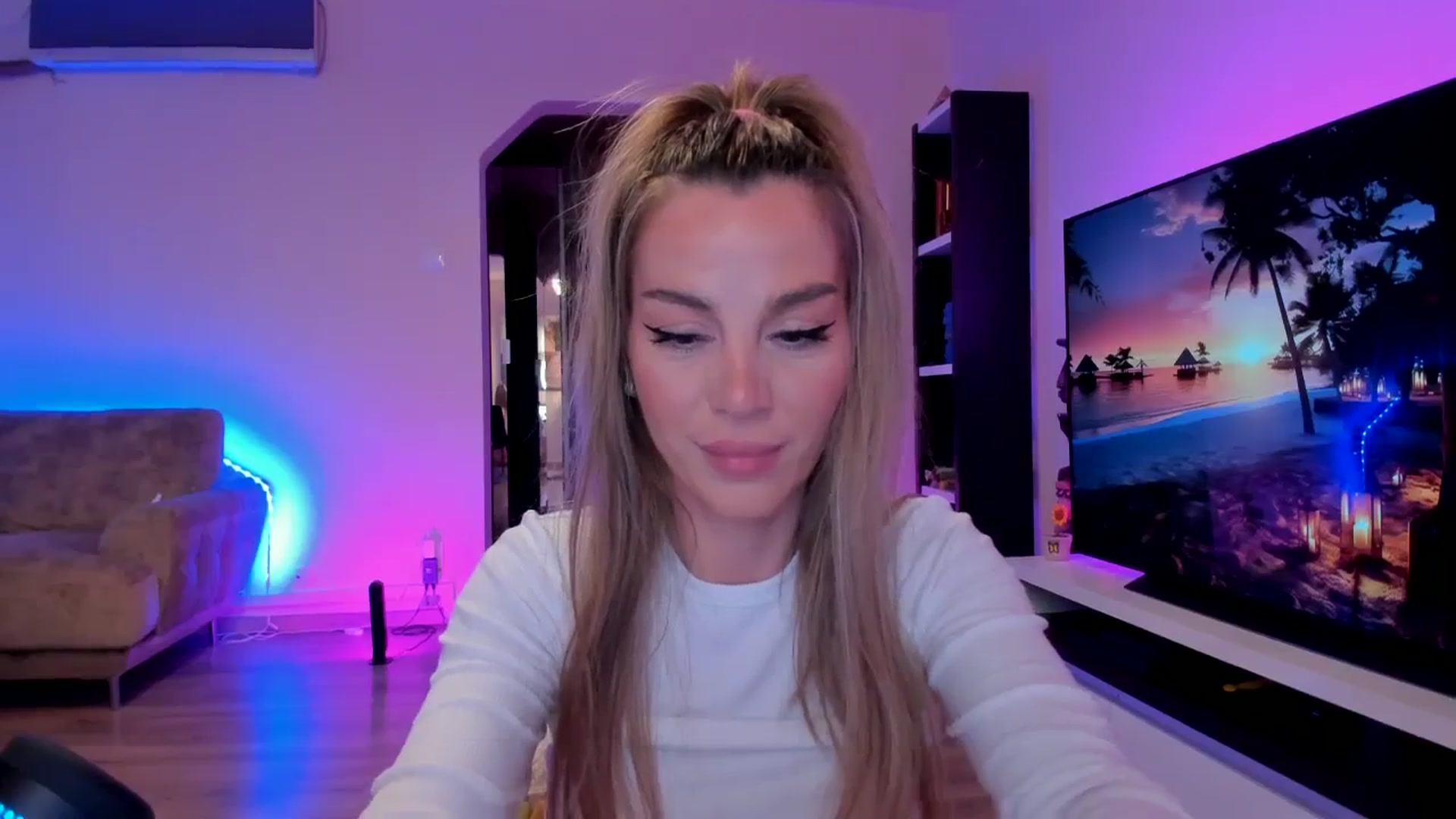 Gallery image thumbnail from Alesia_'s myfreecams stream on, 02/29/2024, 24:28 image 19 of 20