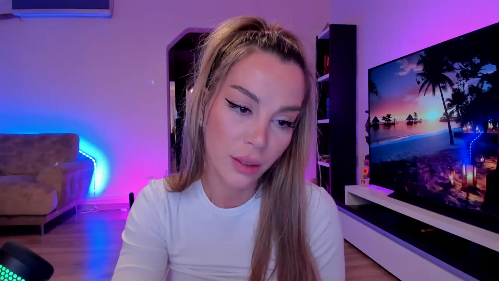 Gallery image thumbnail from Alesia_'s myfreecams stream on, 02/29/2024, 24:28 image 10 of 20