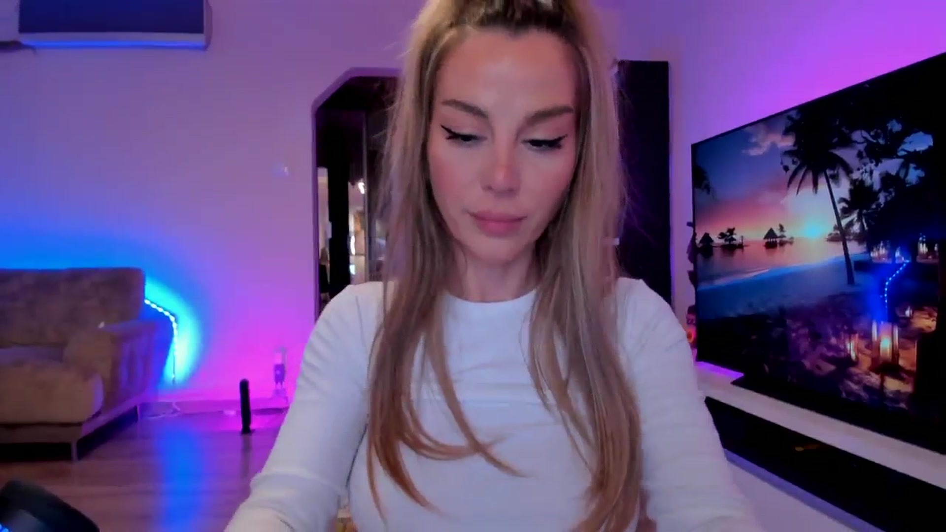 Gallery image thumbnail from Alesia_'s myfreecams stream on, 02/29/2024, 24:28 image 18 of 20