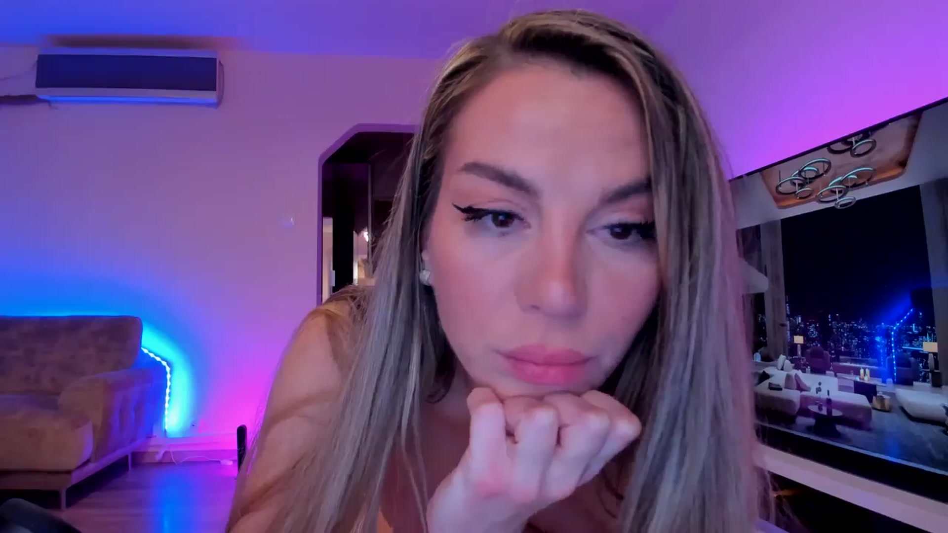 Gallery image thumbnail from Alesia_'s myfreecams stream on, 03/12/2024, 24:15 image 7 of 20