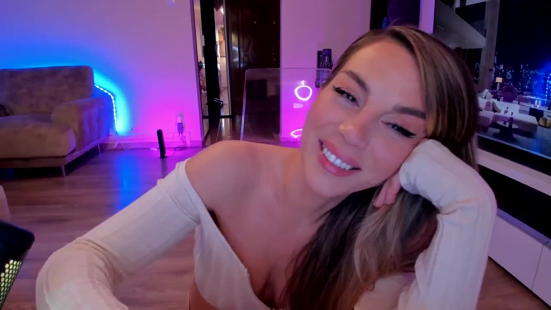 Gallery image thumbnail from Alesia_'s myfreecams stream on, 03/12/2024, 24:15 image 17 of 20
