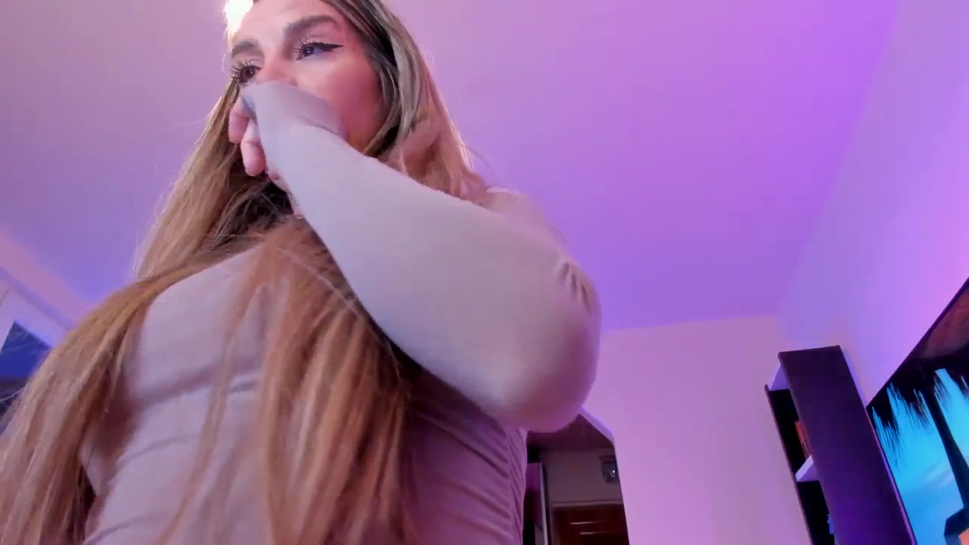 Gallery image thumbnail from Alesia_'s myfreecams stream on, 03/13/2024, 24:06 image 4 of 20