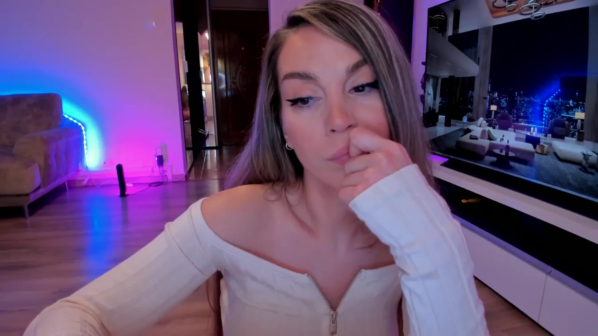 Gallery image thumbnail from Alesia_'s myfreecams stream on, 03/14/2024, 01:08 image 7 of 20