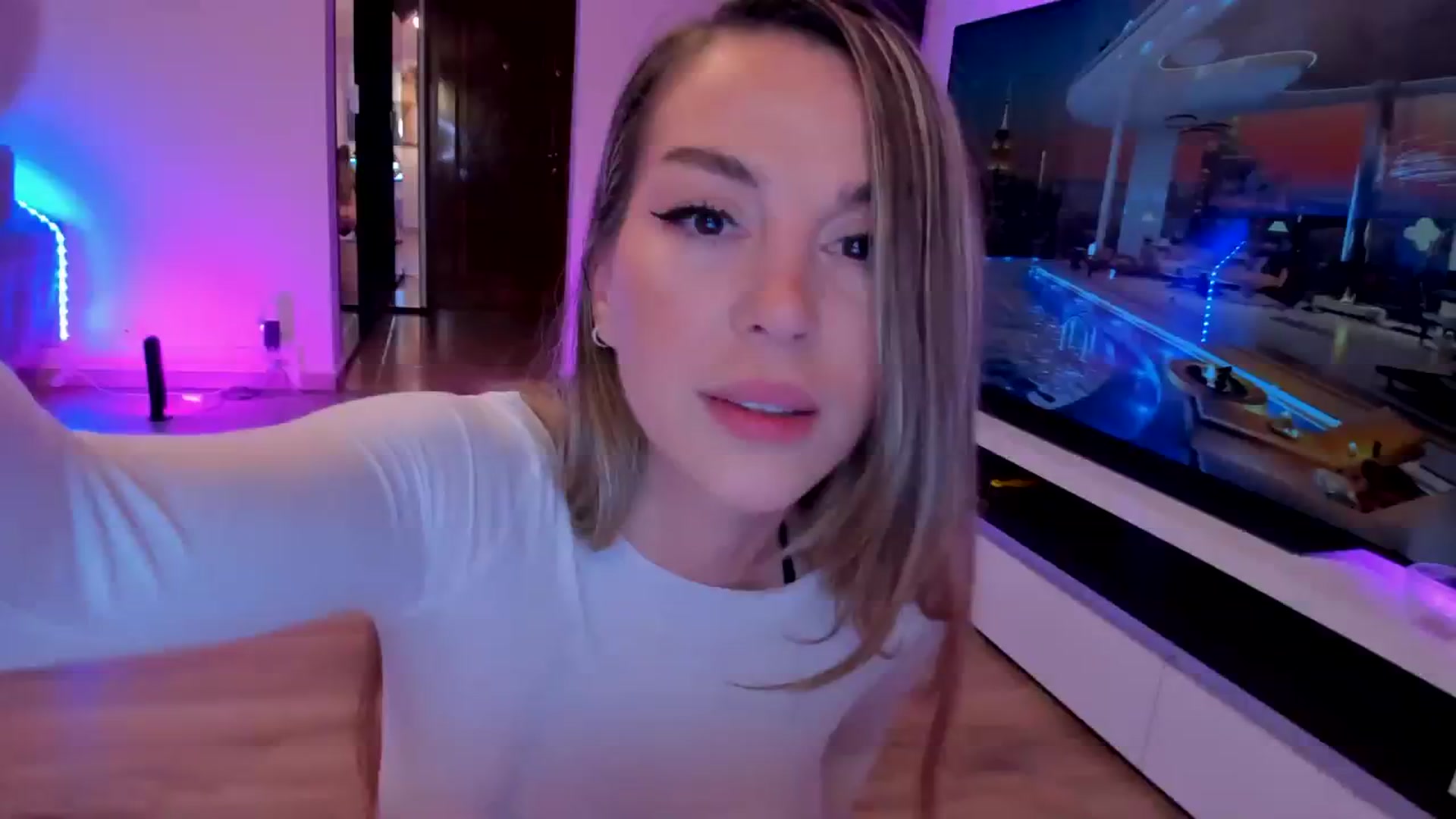 Gallery image thumbnail from Alesia_'s myfreecams stream on, 03/15/2024, 23:36 image 16 of 20