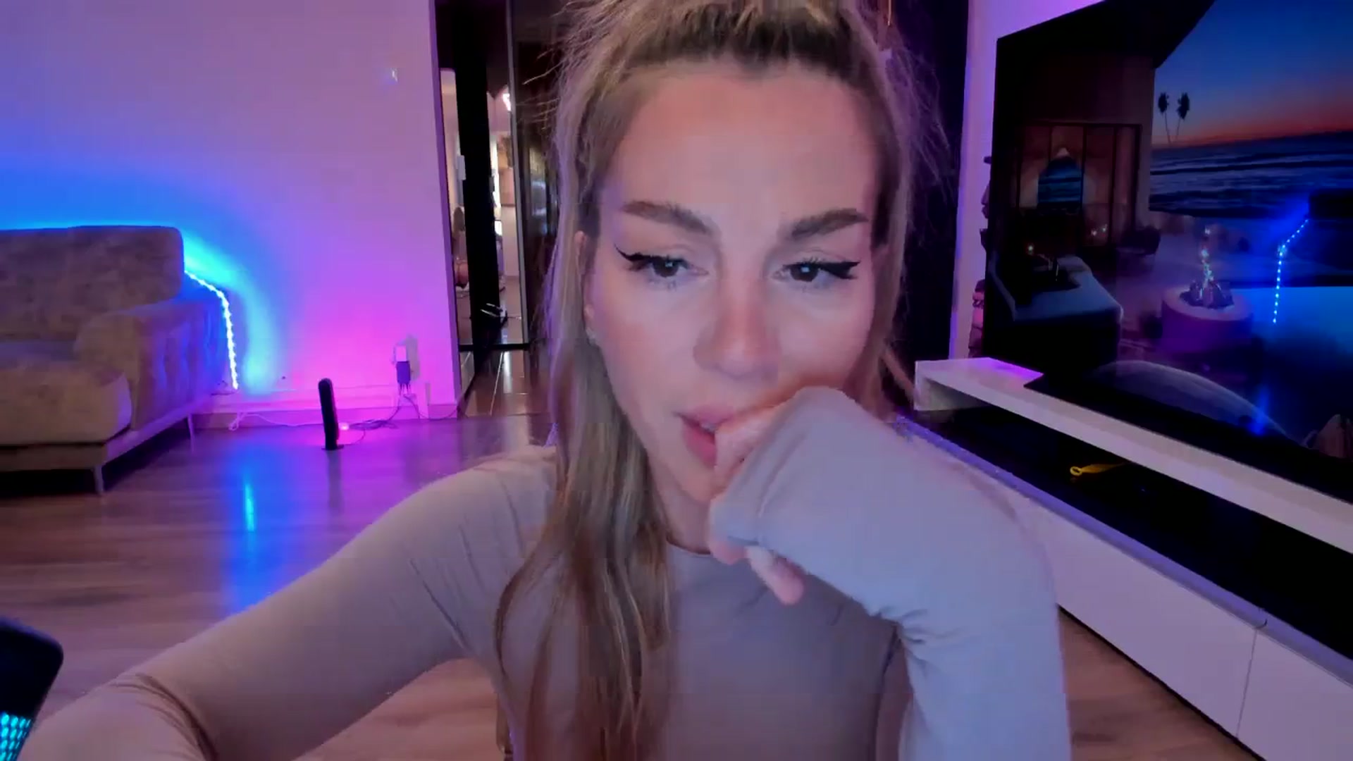 Gallery image thumbnail from Alesia_'s myfreecams stream on, 03/23/2024, 24:39 image 14 of 20