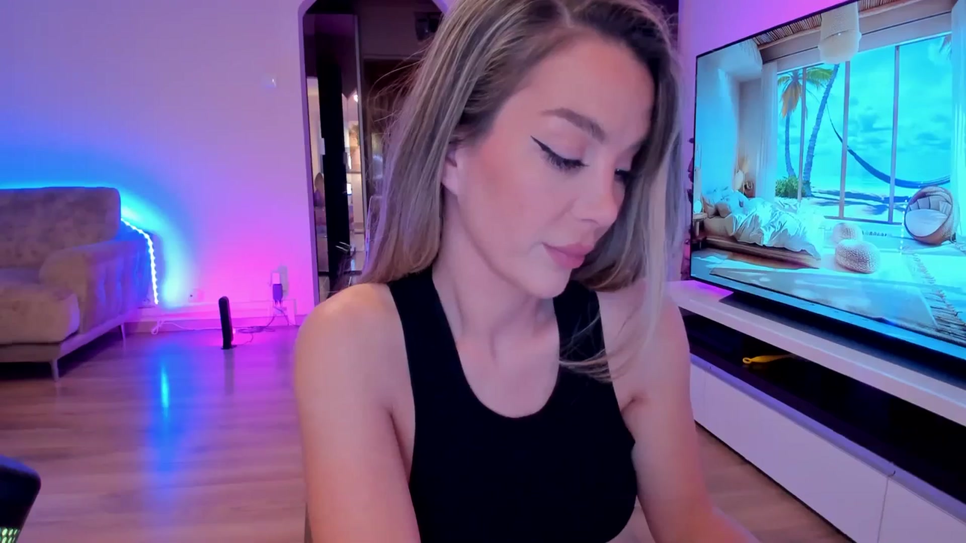 Gallery image thumbnail from Alesia_'s myfreecams stream on, 03/24/2024, 23:37 image 6 of 20