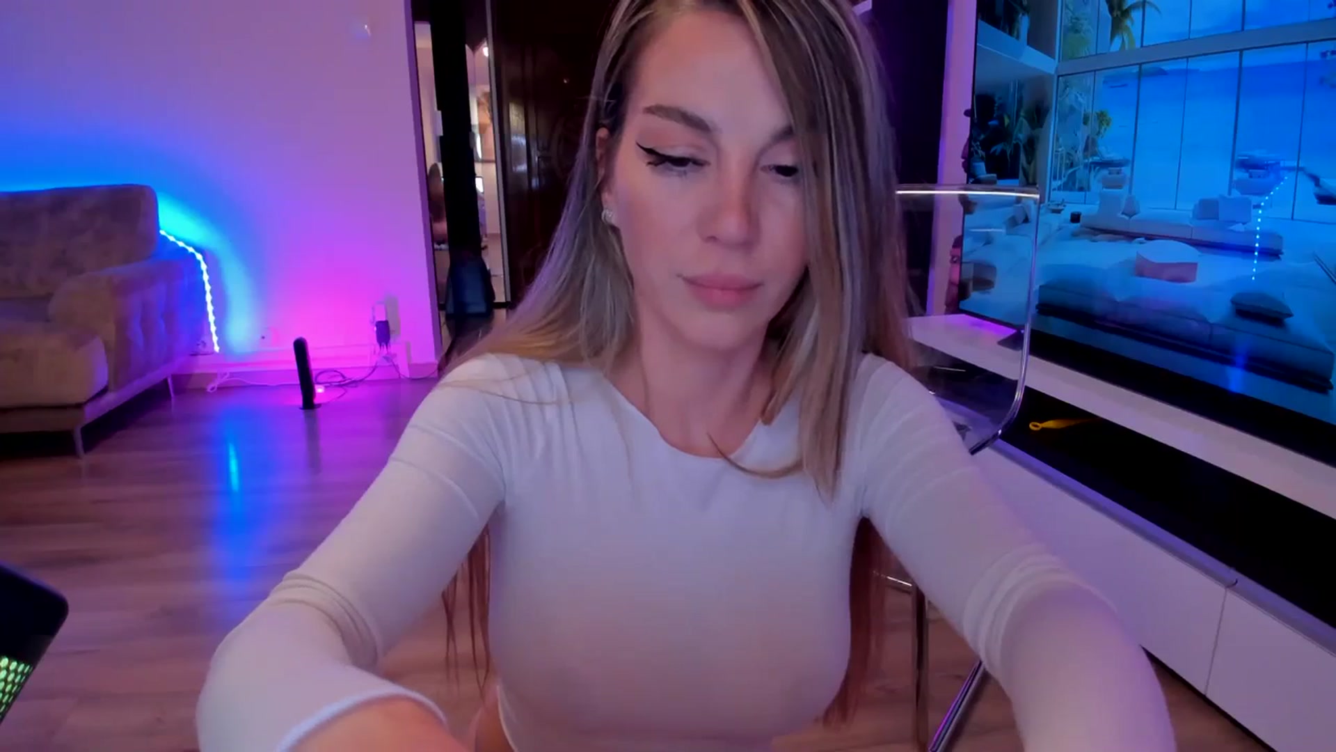 Gallery image thumbnail from Alesia_'s myfreecams stream on, 03/28/2024, 24:28 image 12 of 20