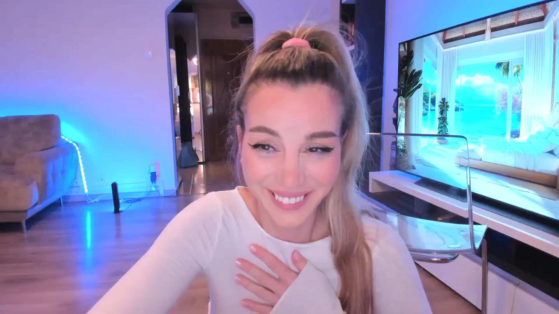 Gallery image thumbnail from Alesia_'s myfreecams stream on, 04/06/2024, 21:52 image 10 of 20