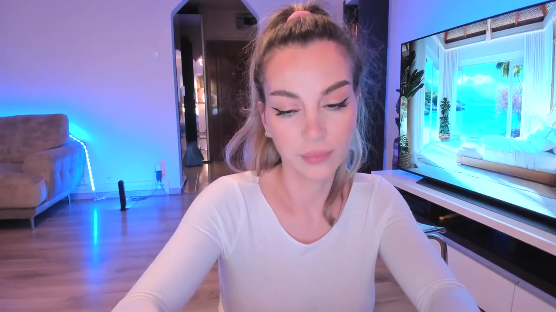 Gallery image thumbnail from Alesia_'s myfreecams stream on, 04/06/2024, 22:43 image 2 of 20