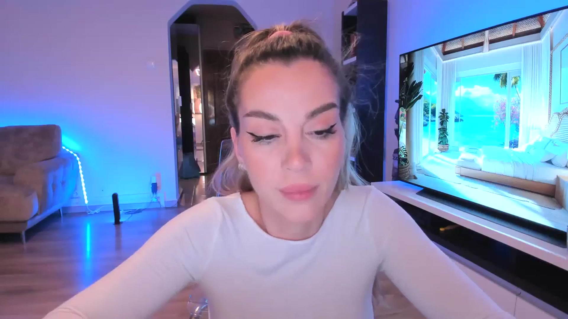 Gallery image thumbnail from Alesia_'s myfreecams stream on, 04/06/2024, 22:43 image 12 of 20