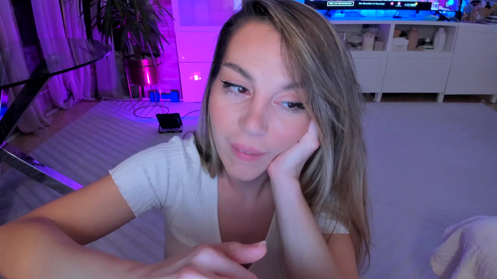 Gallery image thumbnail from Alesia_'s myfreecams stream on, 04/09/2024, 24:01 image 18 of 20